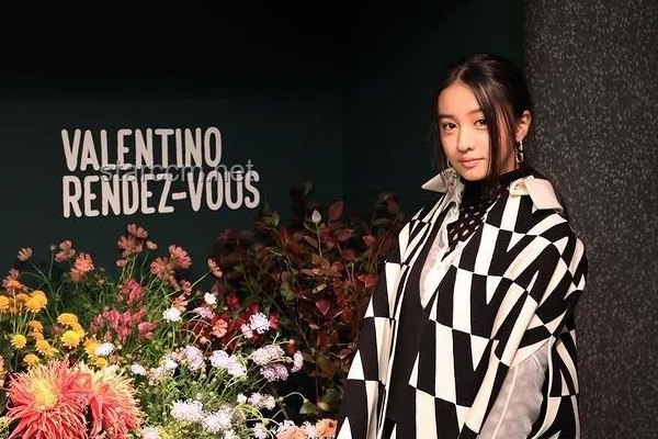 **陈奕迅女儿签约华纳，星二代逐梦乐坛的深度剖析**